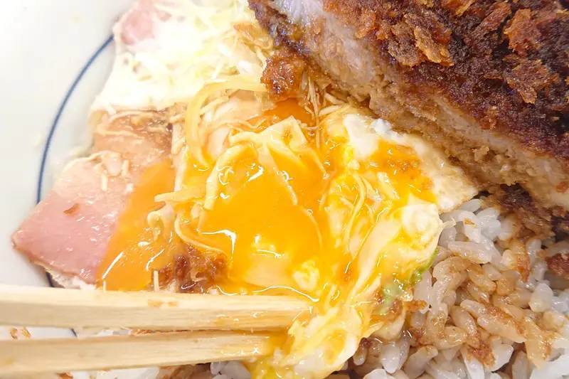 かつやの見せない美学とは……　ソースカツ丼に隠されたベーコンエッグをのぞき見してきた