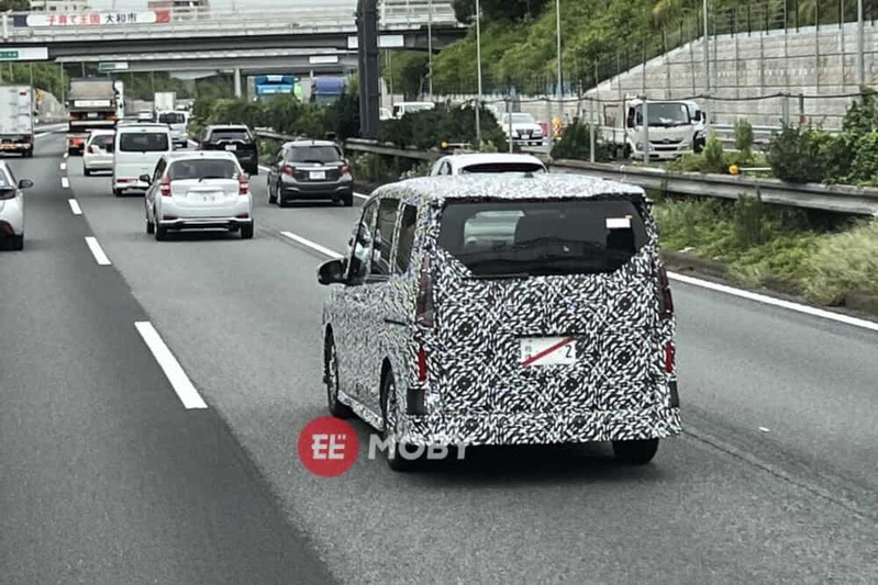 日産 新型セレナを高速道路で目撃！プロパイロット2.0のテスト走行か