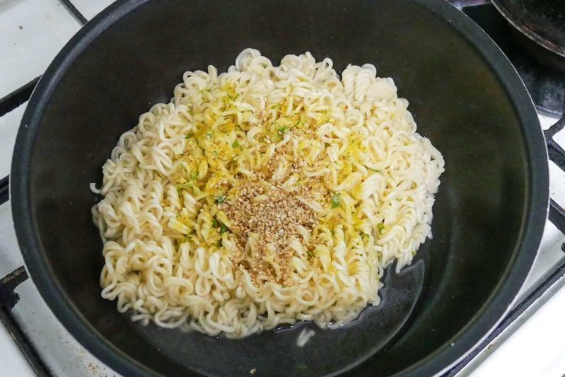 タイムマシーン3号・関太のサッポロ一番の食べ方「戦国塩侍」が豪快　お湯は「捨てます」