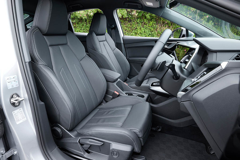 【最新モデル10番勝負！／JUDGE 06】ハンドリング性能で選ぶ電動RWDクーペSUV【ボルボC40×アウディQ4】