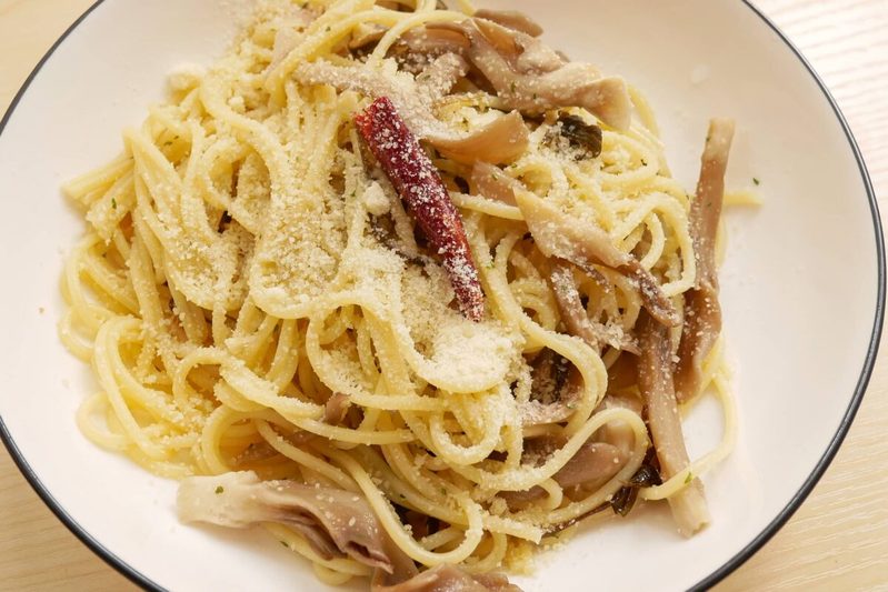 「電子レンジで茹でるパスタ」は本当に便利でおいしいのか　ダイソーの調理器を使ってみた