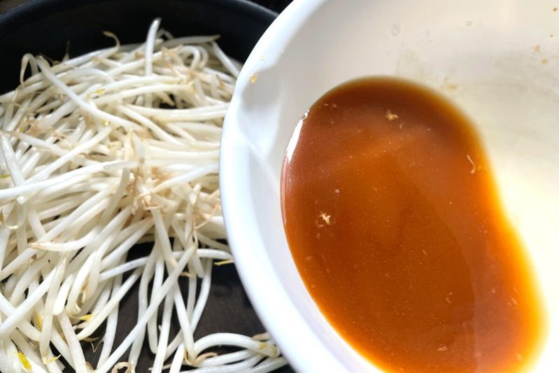 【もやしと麺の最強コスパ飯】材料費60円の「極うまもやしそば」がめっちゃ助かる…