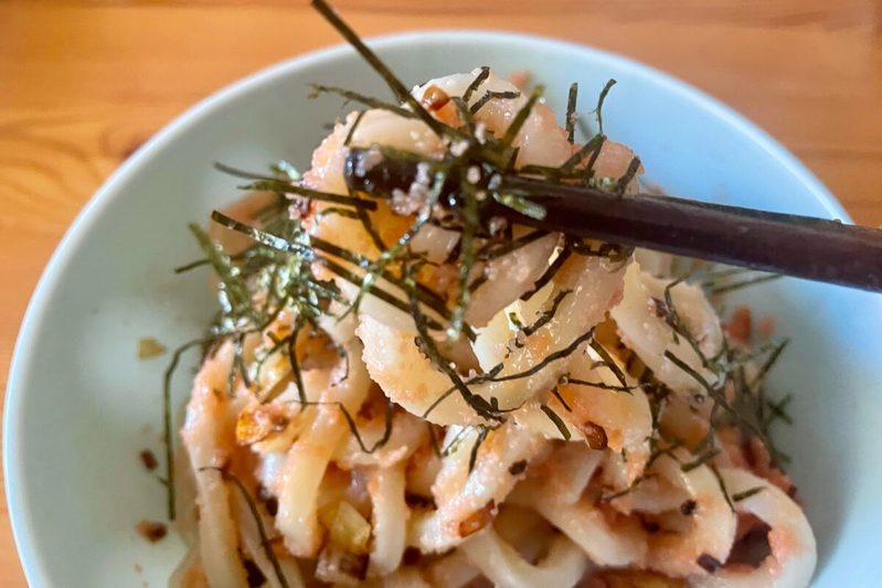 武島たけしの「焦がしガリねぎ明太バターうどん」がヤバすぎ　背徳飯が最高に美味い