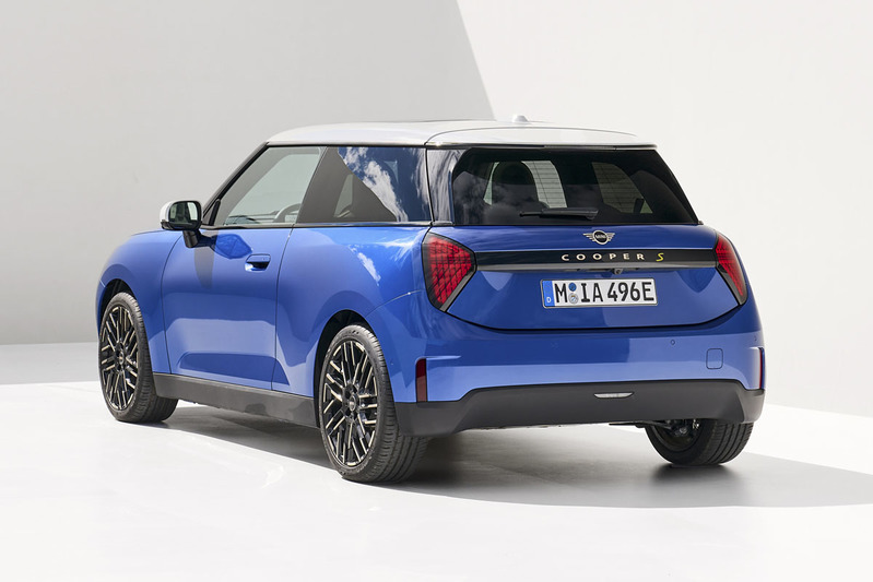 MINI COOPER 10年ぶりのフルモデルチェンジ。EVもラインアップに追加されライフスタイルのトレンド「シンプリシティ」でデザイン