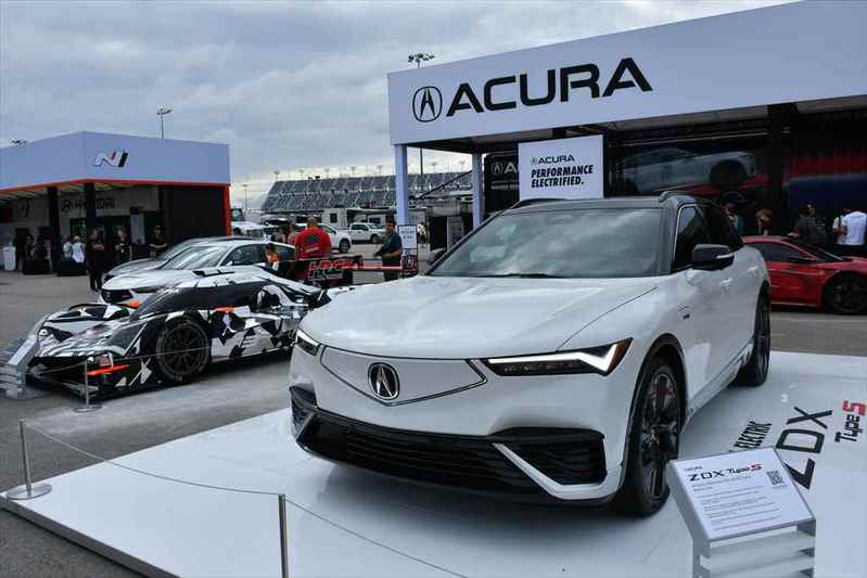 初のアメリカ、デイトナ24時間レース取材で大興奮！ でも運転マナーはフランス人と似てた!?【池ノ内ミドリのジャーマン日記】