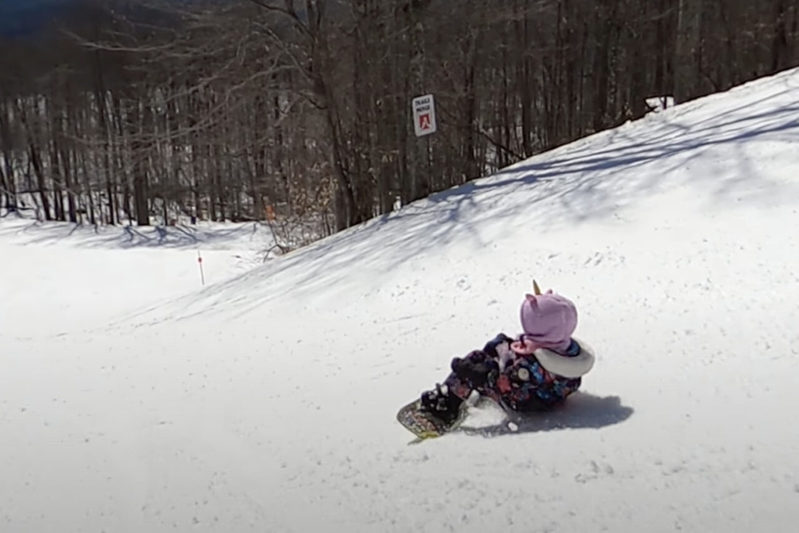 スノーボードで巧みに滑る5歳の女の子。その滑り方はなかなかにかなり個性的？！【アメリカ・動画】