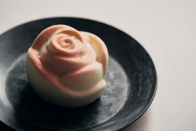 食べられるカーネーションや苺をあしらい、華やかに彩られたスイーツに感謝の気持ちを込めて。「Mont St. Clair」が贈る母の日ギフト。