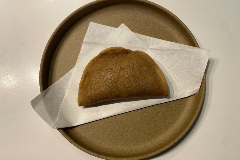 わらび餅が入ったどら焼き！ほうじ茶好きは必見　セブン‐イレブン「和もっち巻き　棒ほうじ茶のわらび餅」