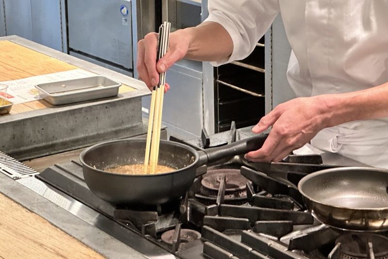 笠原将弘さんの「カンロ飴を使った三食丼」が超絶品　これなら子供と一緒に作れそう