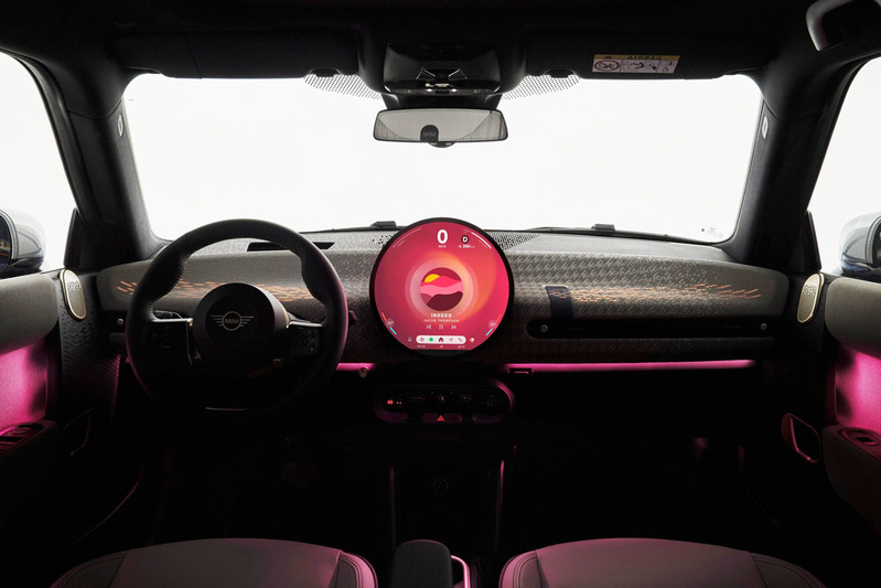 MINI COOPER 10年ぶりのフルモデルチェンジ。EVもラインアップに追加されライフスタイルのトレンド「シンプリシティ」でデザイン
