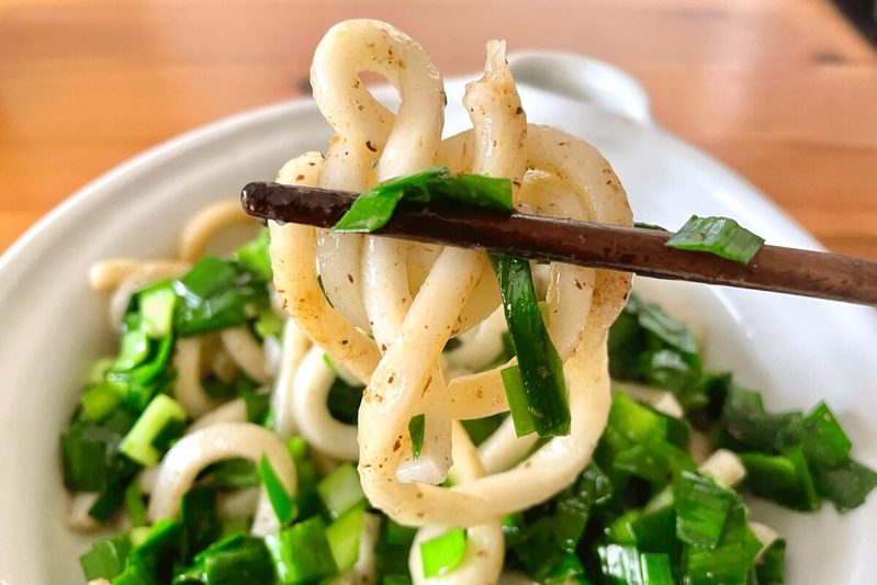 「具材はニラだけ」 和田明日香さんの“焼きうどん”が簡単でウマすぎる
