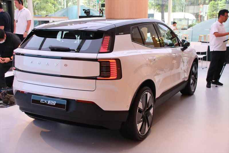 斬新なスタイルながらボルボらしさも散りばめられたデザインが魅力的! BEVのコンパクトSUV「ボルボEX30」発表