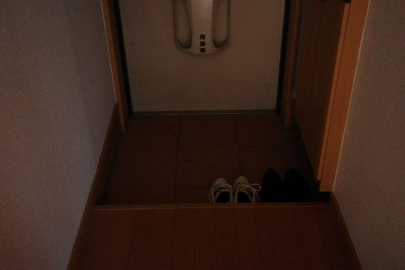 帰宅後、玄関が暗い問題。コンセントなしで使える「カドピタ」を設置すれば、手が塞がっていても安心です