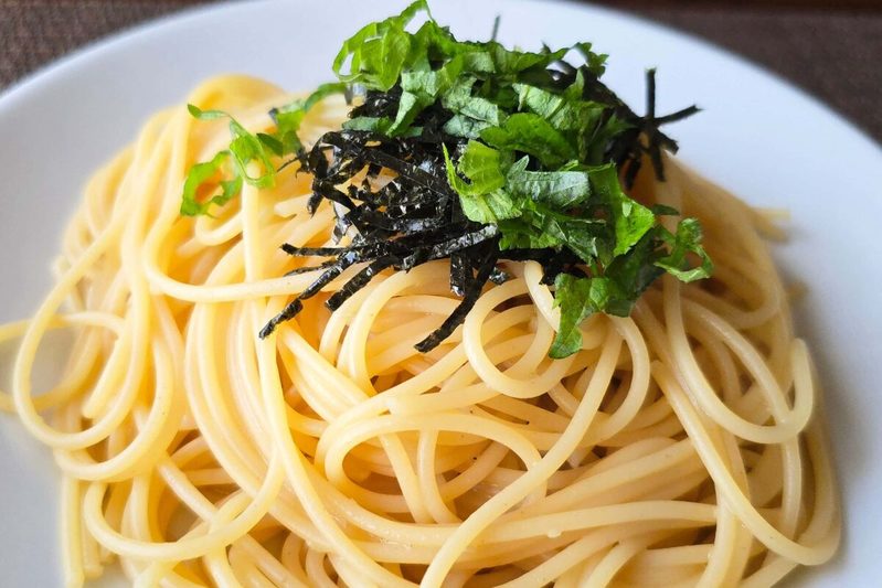 【材料費たった50円】コスパ最強の「パスタ」が激ウマ　包丁もまな板も必要なし