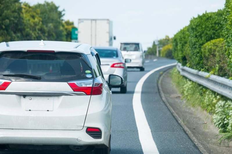 「こっちは法定速度で走っているのに…」“煽り気味”の後続車にも道を譲るべき？誤解されやすい《追いつかれた車両の義務》