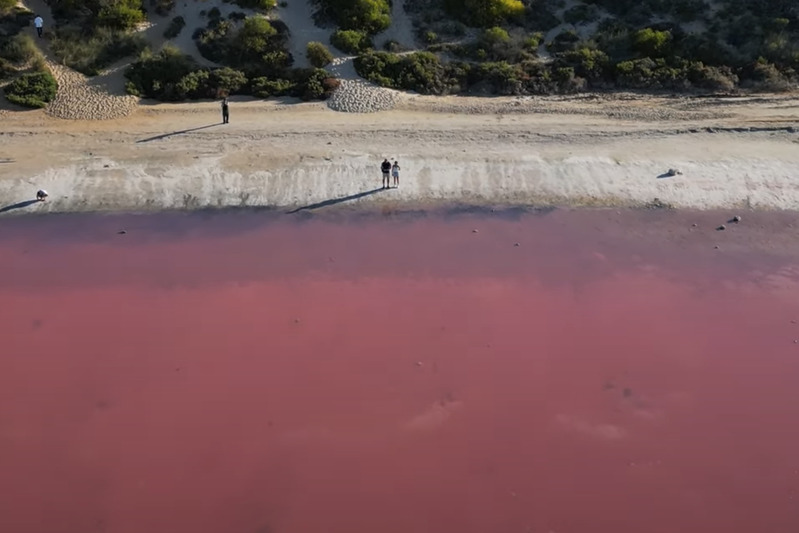 西オーストラリアにあるハットラグーンがスゴい！空撮するとその水の色はなんとピンク色！？【海外・動画】