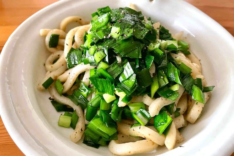 「具材はニラだけ」 和田明日香さんの“焼きうどん”が簡単でウマすぎる