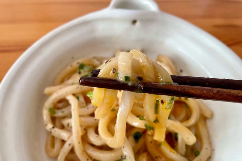 まるみキッチンの「めんつゆマヨうどん」はごま油の香りがたまらない　レンチンだけで作るごちそう