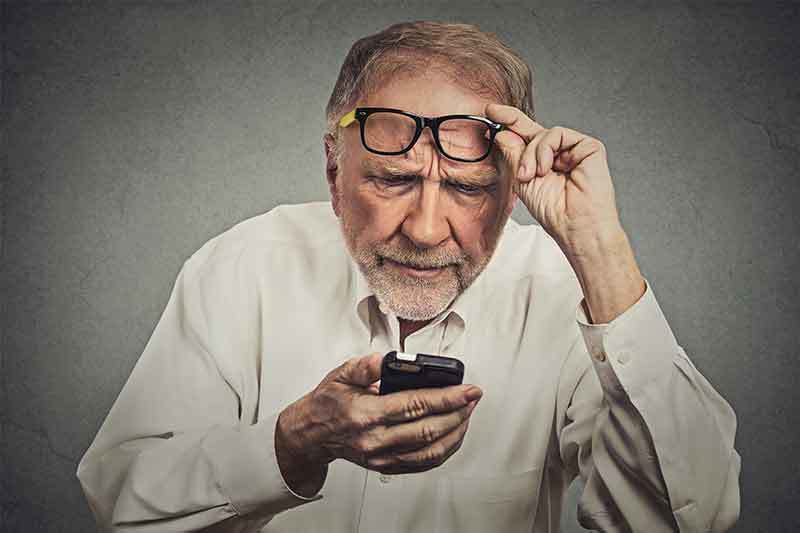 おじさんがいまだに「ガラケー」を使い続けている納得の理由とは?若年層には理解できないかも