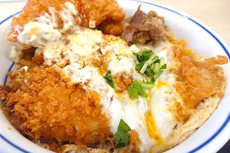 かつやがボリューム満点「牛・豚・鶏のトリプルカツ丼」発売！ヘビー級対決に意識がぶっ飛んだ