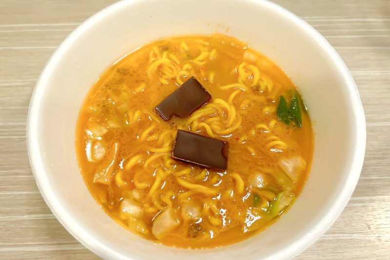 味噌カップ麺に「あのお菓子」を入れるだけ…　試したら「スープ全部飲み干したい」衝動に駆られた