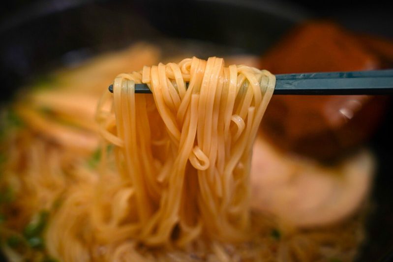 有田哲平が「芸術作品」と絶賛した『飯田商店』監修のラーメン　スープを飲んだ瞬間に笑みが溢れた