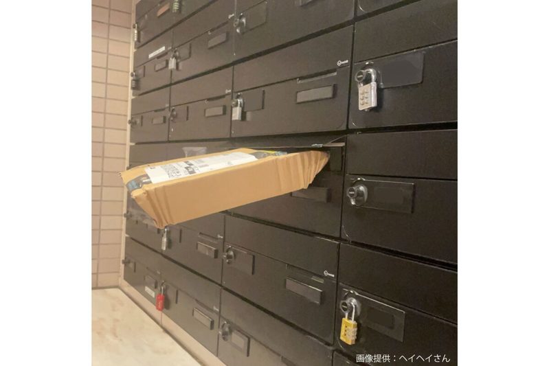 郵便受けに突き刺さったAmazon配達物、無理やりすぎる光景が「さすがにアウトでは」と物議