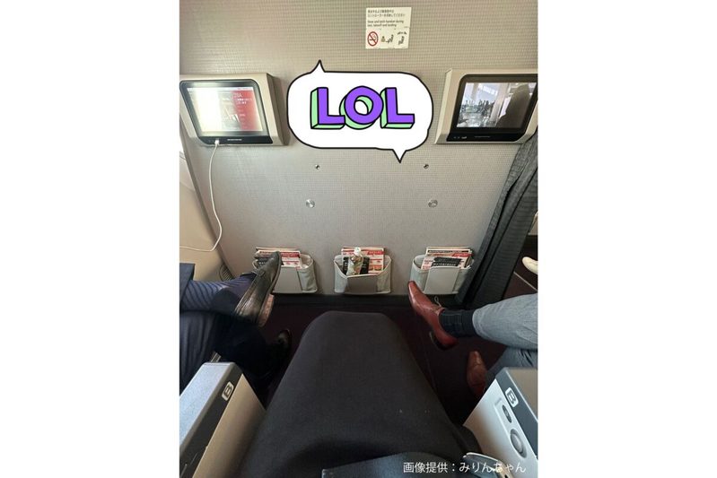 飛行機に搭乗した女性、両隣の男性に押し付けられた物が「デリカシー無さすぎ」と物議