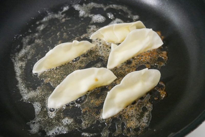 刺激が欲しいときにおすすめ？　全農広報部が教える「りんごと餃子の皮で作るスイーツ」がウマすぎる