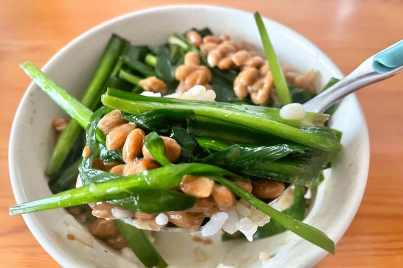 リュウジ氏の「ニラの醤油漬け」がうますぎる 納豆と合わせたら反則級だった