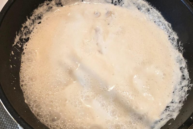 リュウジさんの「鶏むね肉のミルク煮」作ってみたら感動… フランス料理の味わいに