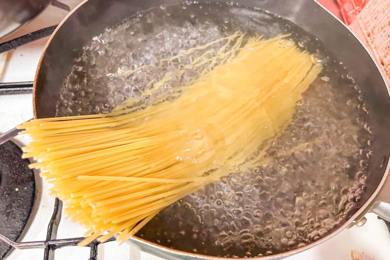 鳥羽シェフ、調味料ほぼ1つでできる「無限パスタ3」が最高 これは覚えておきたい