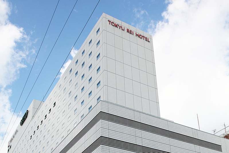 一口では食べきれない、特大サイズの大阪産（もん）いちご“紅ほっぺ”も楽しめる！「ストロベリーアフタヌーンティー」を販売