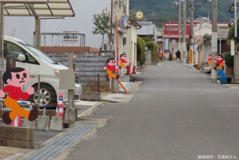 道路に設置された大量の看板、予想外な光景にギョッとした　「こんなことある？」と話題に…