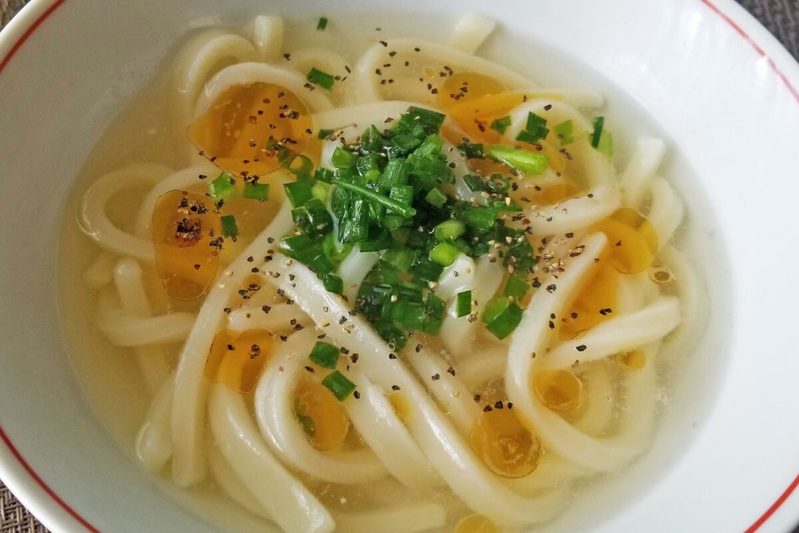 まるみキッチンの「やる気1％でウマ塩うどん」は常備調味料で作れる　シンプルながらパンチのある味