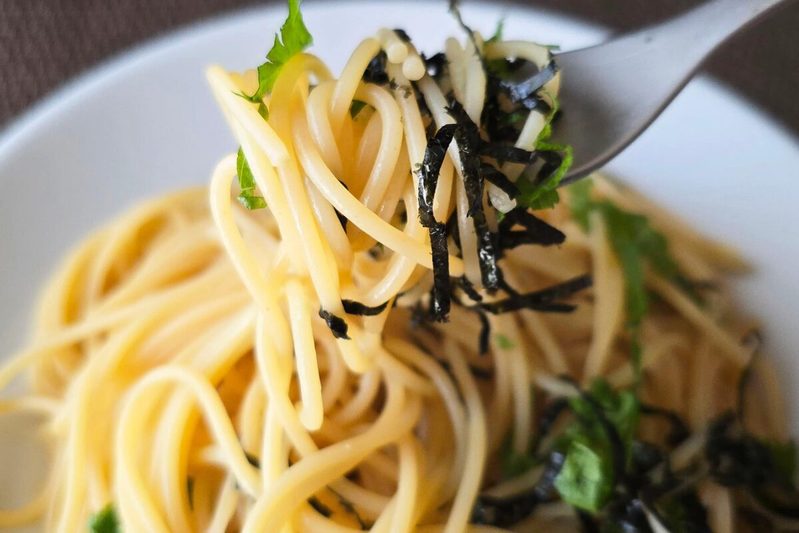 【材料費たった50円】コスパ最強の「パスタ」が激ウマ　包丁もまな板も必要なし