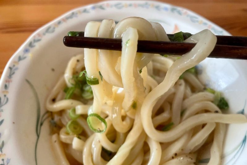 調味料3つだけ「卵かけ鶏がらだしうどん」が鬼ウマ…　話題のまるみキッチンレシピ