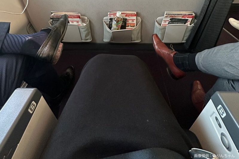 飛行機に搭乗した女性、両隣の男性に押し付けられた物が「デリカシー無さすぎ」と物議