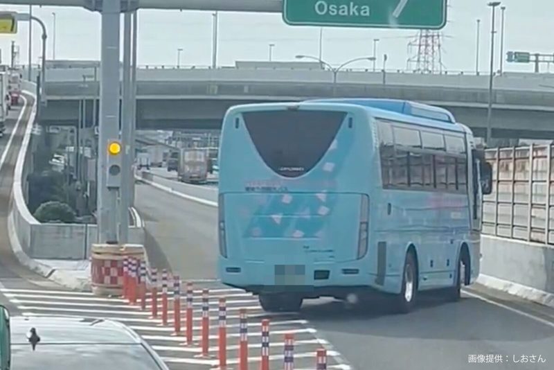 高速で遭遇した観光バス、危険すぎる運転にギョッとした　「これは酷い」と怒りの声も…