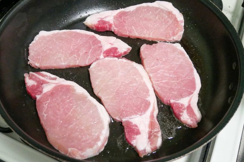 肉にコショウするタイミング、「焼く前」じゃなかった…　8割以上が知らない新常識