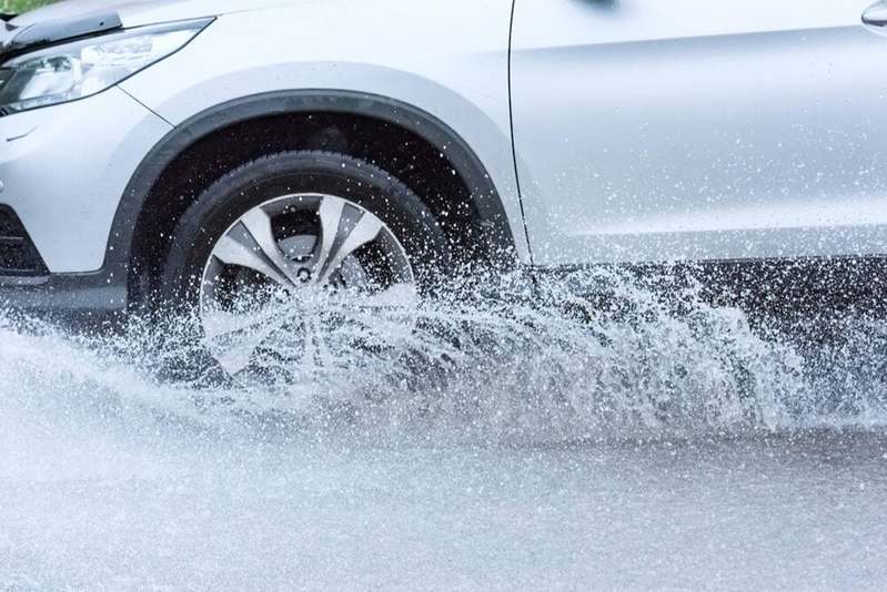 クルマの「水はね・泥はね運転」、ドライバーはクリーニング代を支払うべき？実際に損害賠償請求されることはあるの？