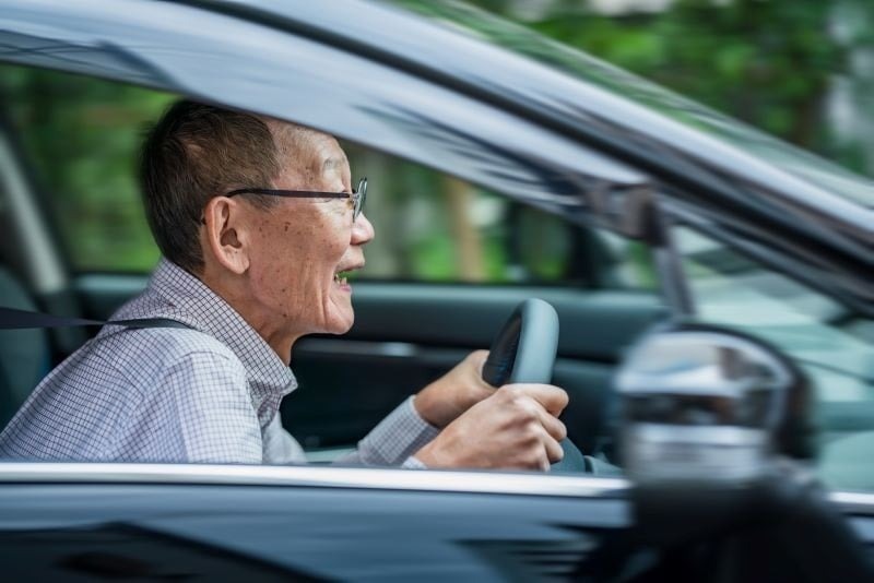 「事故を起こしても免許返納なんてしない」高齢ドライバーの“踏み間違い事故”…意識調査で課題が浮き彫りに