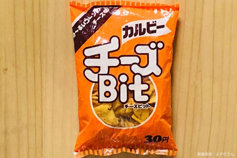 スーパーの倉庫で見つけたお菓子、とんでもない数字にギョッとした　カルビーも驚きの正体は…