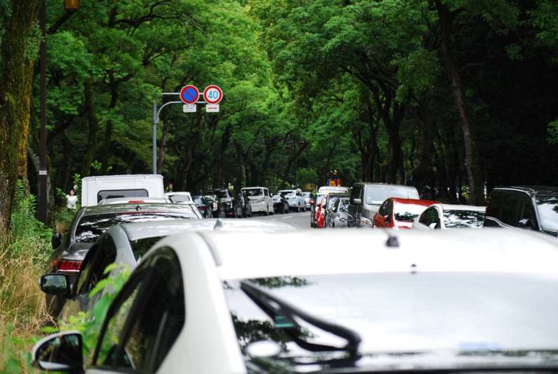 路上駐車（路駐）とは？路駐ができる場所・家の前や住宅街は禁止？通報されたら？