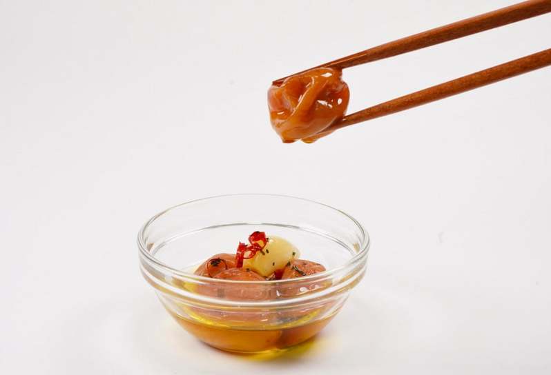 SNSフォロワー20万人超えの食いしん坊の作家・イラストレーター杏耶さんとUMELAB by紀州梅本舗のコラボ商品第1弾「はちみつ梅のオリーブオイル漬」が販売開始!
