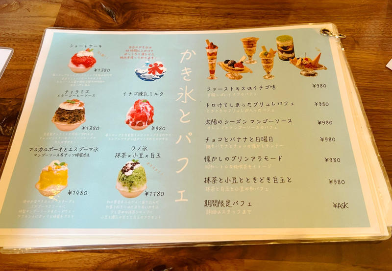 大きなかわいいパフェがいただける！全てがかわいいお店『CAFE NOOON』