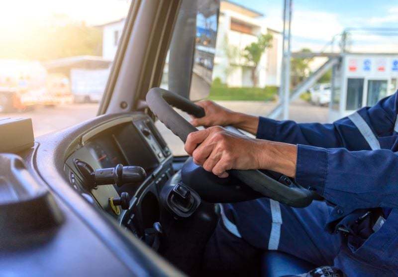 「過酷かつ給料安い？」大型・中型、長距離トラック運転手の年収…実は驚きの金額だった