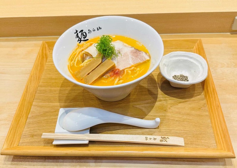 北陸の旬の食材で握る創作鮨「鮨うら山」がプロデュースするラー メン店「麺うら山　栄本店」が2023年2月2日にグランドオープン！