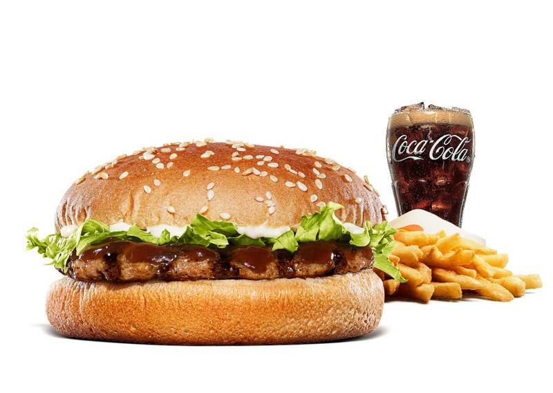 バーガーキング®の“ビッグマウス”は直火焼きだから旨い！炎で焼いた香ばしい100％ビーフから肉の旨味が溢れ出す　ダブルビーフにベーコン8枚「ベーコンブースター」ビーフ3枚に贅沢チーズ「チーズ＆チーズ」