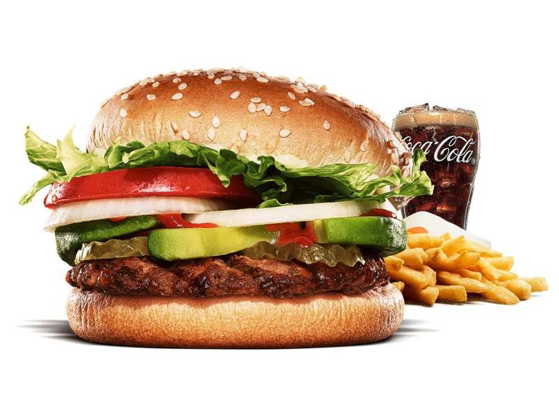 バーガーキング®の“ビッグマウス”は直火焼きだから旨い！炎で焼いた香ばしい100％ビーフから肉の旨味が溢れ出す　ダブルビーフにベーコン8枚「ベーコンブースター」ビーフ3枚に贅沢チーズ「チーズ＆チーズ」